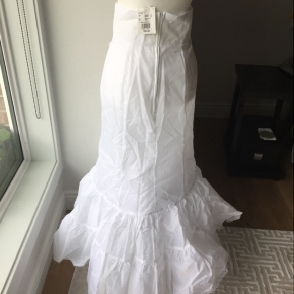 David’s Bridal White Fit and Flare Slip - Picture 2 of 7